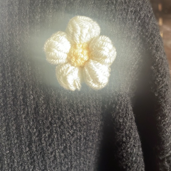 -000124 NWOT FLORAL APPLIQUÉ CARDIGAN. - Picture 2 of 4